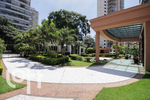 Foto 11 do Royal Klabin, em Jardim Vila Mariana / São Paulo oferecendo Esquina, Gerador, Jardim, Piscina, Piscina Aquecida, Piscina Infantil, Playground, Quadra Poliesportiva, Sala de Ginástica, Salão de Festa, Salão de Jogos, Sauna