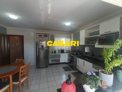 Foto 5 do(a) Casa de 4 quartos à venda em Vila Floresta, Santo André