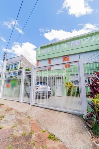 Foto 1 do(a) Casa de 4 quartos à venda em Santo Antônio, Porto Alegre