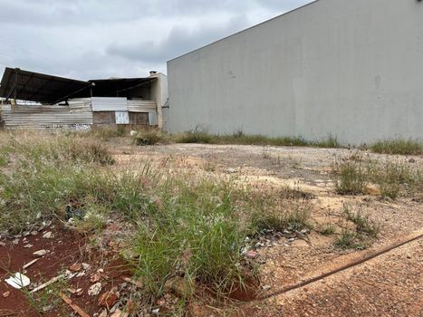 Foto 2 do(a) Terreno false para alugar em Parque das Laranjeiras, Maringá