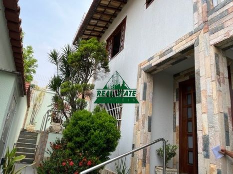 Foto 1 do(a) Casa de 4 quartos à venda em Nova Esperança, Belo Horizonte
