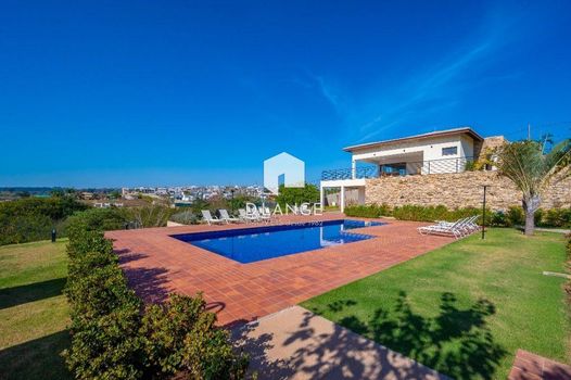 Foto 4 do(a) Casa em Condomínio false à venda em Loteamento Parque dos Alecrins, Campinas