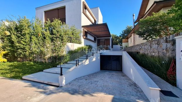 Foto 1 do(a) Casa de 4 quartos à venda em Rio Tavares, Florianópolis