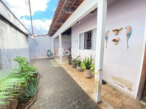Foto 2 do(a) Casa de 3 quartos à venda em Planalto, Uberlândia