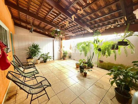 Foto 2 do(a) Casa de 4 quartos à venda em Jardim das Palmeiras, Uberlândia
