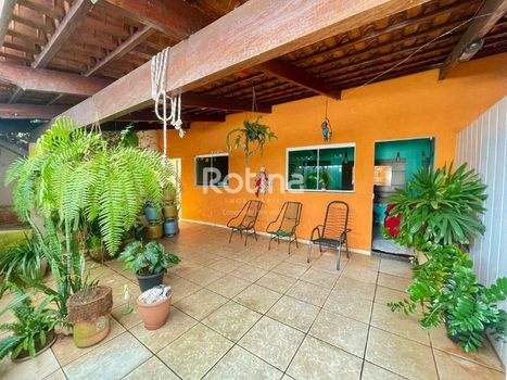 Foto 1 do(a) Casa de 4 quartos à venda em Jardim das Palmeiras, Uberlândia
