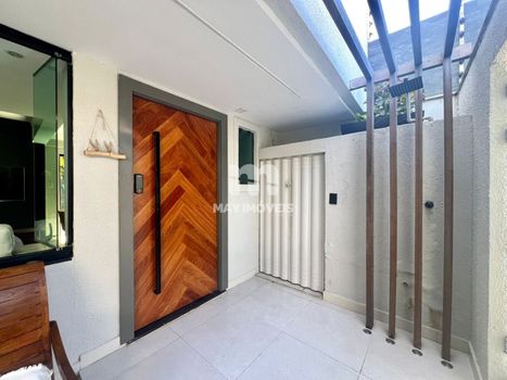 Foto 3 do(a) Casa de 3 quartos à venda em Praia dos Amores, Balneário Camboriú