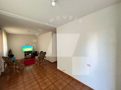 Foto 4 do(a) Casa de 3 quartos à venda em Parque Residencial Patrícia, Maringá