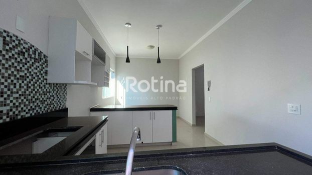 Foto 6 do(a) Casa de 4 quartos à venda em Alto Umuarama, Uberlândia