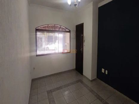 Foto 1 do(a) Casa de 3 quartos à venda em Vila Scarpelli, Santo André