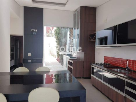 Foto 2 do(a) Casa de 3 quartos à venda em Fundinho, Uberlândia