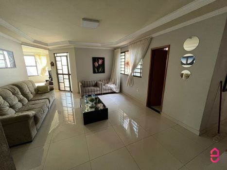 Foto 1 do(a) Casa de 3 quartos à venda em Vila Rezende, Goiânia