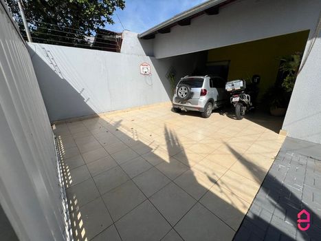 Foto 2 do(a) Casa de 3 quartos à venda em Vila Rezende, Goiânia