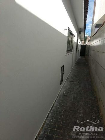 Foto 3 do(a) Casa de 6 quartos à venda em Bom Jesus, Uberlândia