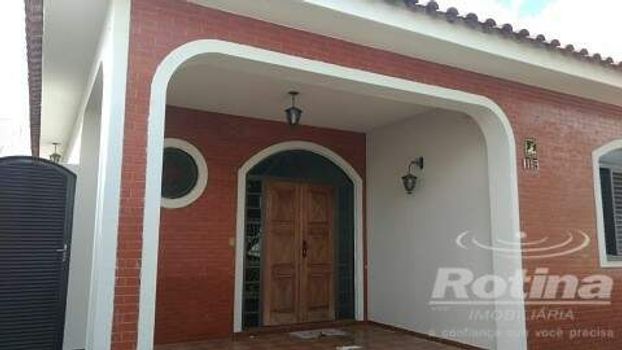 Foto 1 do(a) Casa de 6 quartos à venda em Bom Jesus, Uberlândia