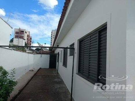 Foto 2 do(a) Casa de 6 quartos à venda em Bom Jesus, Uberlândia