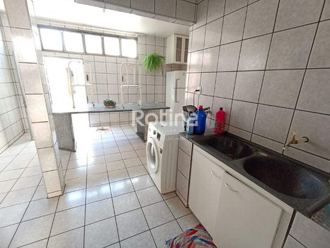 Foto 18 do(a) Casa de 3 quartos à venda em Nossa Senhora Aparecida, Uberlândia