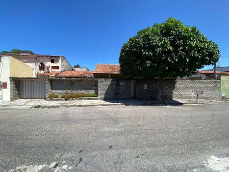 Foto 1 do(a) Casa de 5 quartos à venda em Vila União, Fortaleza