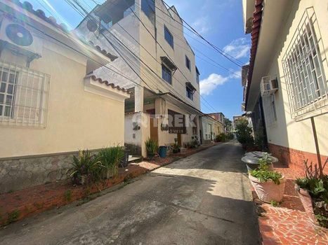 Foto 1 do(a) Casa de 6 quartos à venda em Santa Rosa, Niterói
