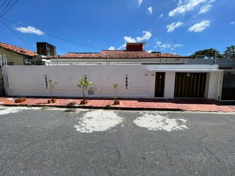 Foto 1 do(a) Casa de 3 quartos à venda em Vila União, Fortaleza