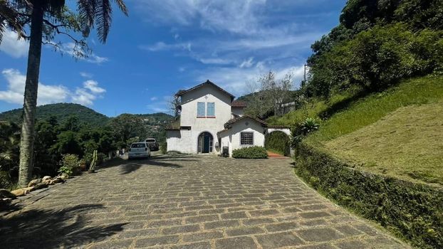 Foto 1 do(a) Casa de 5 quartos à venda em Fazenda Inglesa, Petrópolis