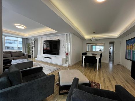 Foto 2 do(a) Apartamento de 3 quartos à venda em Centro, Florianópolis