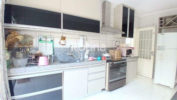 Foto 4 do(a) Casa de 4 quartos à venda em Segismundo Pereira, Uberlândia