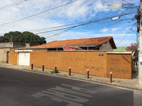 Foto 1 do(a) Casa de 3 quartos à venda em Saudade, Belo Horizonte