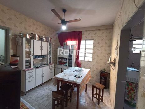 Foto 2 do(a) Casa de 4 quartos à venda em Brasil, Uberlândia