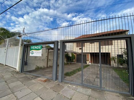 Foto 1 do(a) Casa de 6 quartos à venda em Jardim São Pedro, Porto Alegre