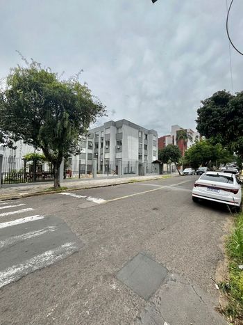 Foto 2 do(a) Apartamento de 2 quartos à venda em Vila Ipiranga, Porto Alegre