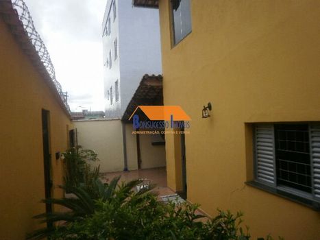 Foto 1 do(a) Casa de 5 quartos à venda em Santa Cruz, Belo Horizonte
