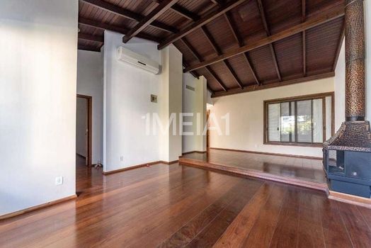 Foto 3 do(a) Casa de 4 quartos para alugar em Três Figueiras, Porto Alegre