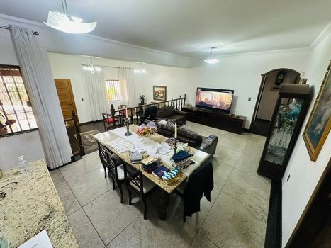 Foto 5 do(a) Casa de 4 quartos à venda em Santa Amélia, Belo Horizonte