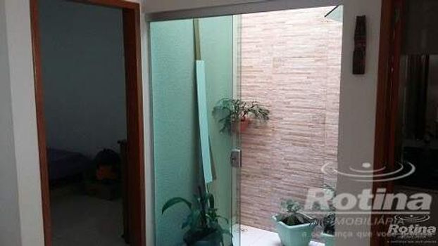 Foto 4 do(a) Casa de 2 quartos à venda em Jardim Europa, Uberlândia