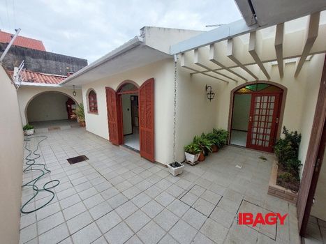 Foto 23 do(a) Casa de 3 quartos para alugar em Jardim Atlântico, Florianópolis