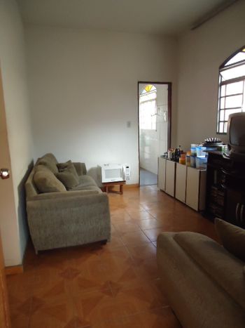Foto 1 do(a) Casa de 3 quartos à venda em Maria Helena, Belo Horizonte
