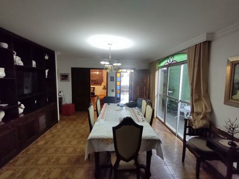 Foto 1 do(a) Casa de 6 quartos à venda em Colégio Batista, Belo Horizonte