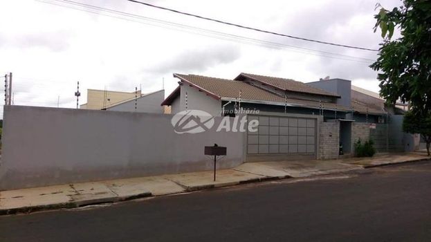 Foto 2 do(a) Casa de 3 quartos à venda em null, Loanda