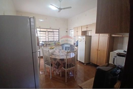 Foto 15 do(a) Casa de 4 quartos à venda em Centro, Lins