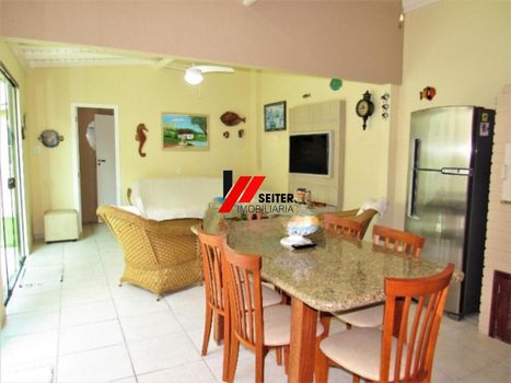 Foto 2 do(a) Casa de 5 quartos à venda em Barra da Lagoa, Florianópolis