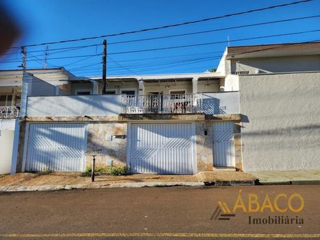 Foto 1 do(a) Casa de 3 quartos à venda em Jardim Macarengo, São Carlos