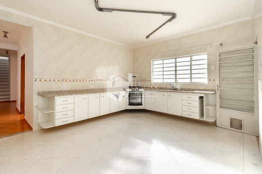 Foto 1 do(a) Casa de 4 quartos à venda em Vila Zat, São Paulo