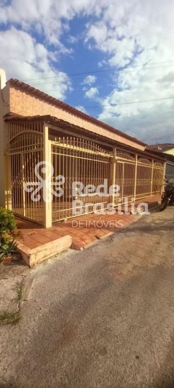 Foto 1 do(a) Casa de 4 quartos para alugar em Guará I, Brasília