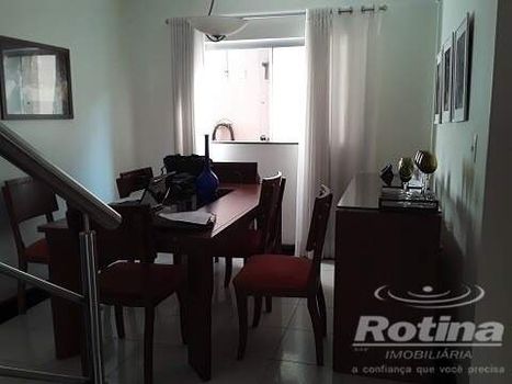 Foto 3 do(a) Casa de 5 quartos à venda em Santa Rosa, Uberlândia