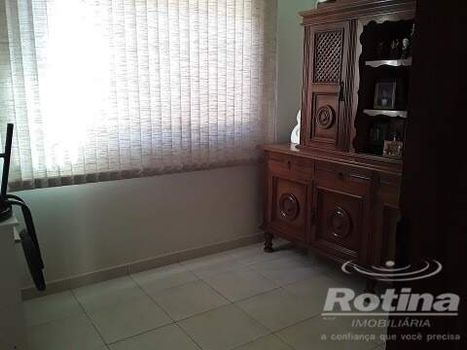 Foto 8 do(a) Casa de 5 quartos à venda em Santa Rosa, Uberlândia