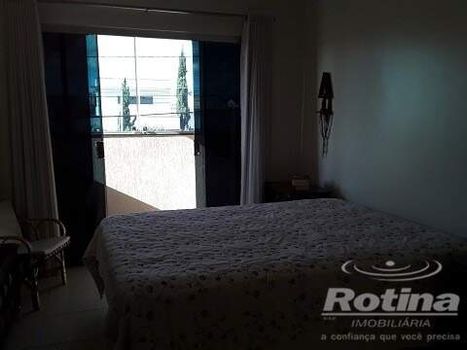 Foto 9 do(a) Casa de 5 quartos à venda em Santa Rosa, Uberlândia