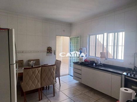 Foto 3 do(a) Casa de 3 quartos à venda em Vila Nhocune, São Paulo
