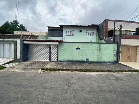 Foto 1 do(a) Casa de 5 quartos à venda em Vila União, Fortaleza