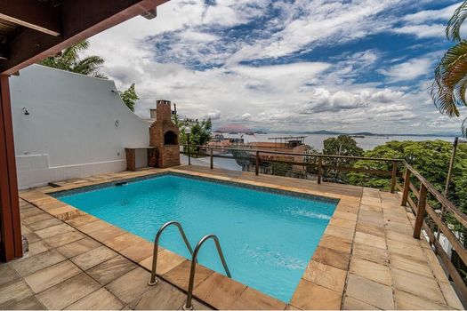 Foto 1 do(a) Casa de 4 quartos à venda em Praia da Bandeira, Rio de Janeiro